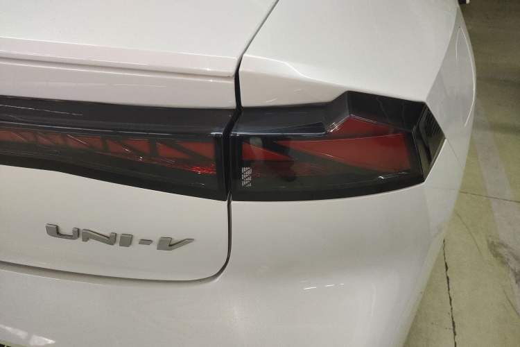 Used CHANGAN UNI-V iDD 2023 ZhiDian iDD 1.5T 113km Smart & Fun Version Exterior 3