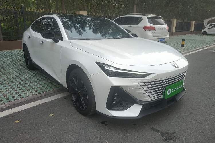 Used CHANGAN UNI-V iDD 2023 ZhiDian iDD 1.5T 113km ZhiKu Model Front Right 45 Deg