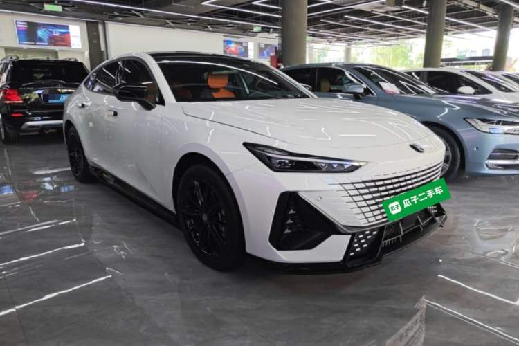 Used CHANGAN UNI-V iDD 2023 ZhiDian iDD 1.5T 113km ZhiKu Model Front Right 45 Deg