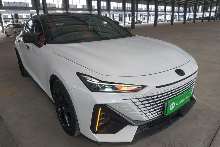 Used CHANGAN UNI-V iDD 2023 ZhiDian iDD 1.5T 113km ZhiKu Model Front Right 45 Deg