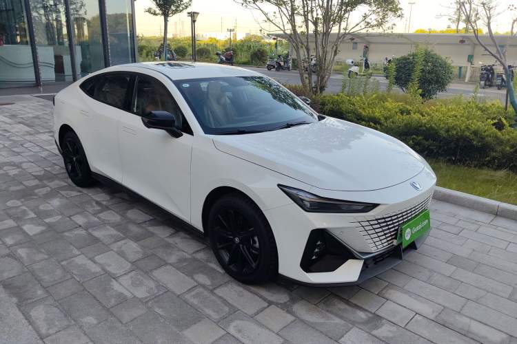 Used CHANGAN UNI-V iDD 2023 Zhidian iDD 1.5T 113km Smart & Fun Version (Rapid Edition) Front Right 45 Deg