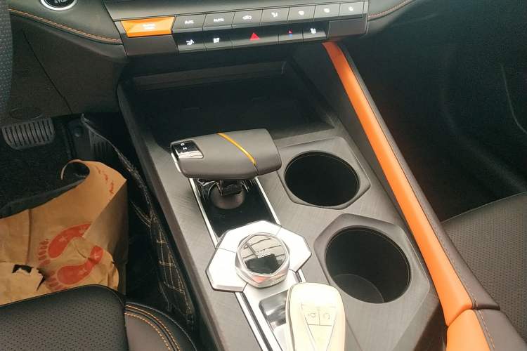 Used CHANGAN UNI-V iDD 2023 ZhiDian iDD 1.5T 113km ZhiKu Model Gear Lever