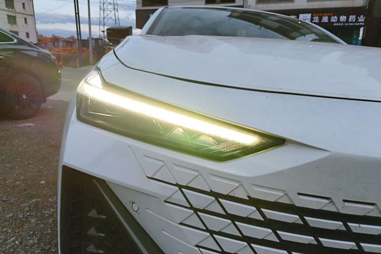Used CHANGAN UNI-V iDD 2023 ZhiDian iDD 1.5T 113km Smart & Fun Version Right Front Headlight