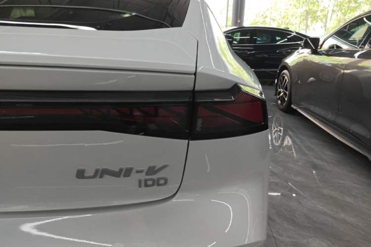 Used CHANGAN UNI-V iDD 2023 ZhiDian iDD 1.5T 113km ZhiKu Model Right Rear Taillight
