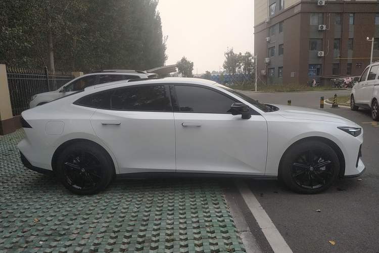 Used CHANGAN UNI-V iDD 2023 ZhiDian iDD 1.5T 113km ZhiKu Model Right Side