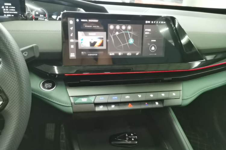 Used CHANGAN UNI-V iDD 2024 Blue Whale Smart Electric iDD 136km Luxury Model Audio And AC Panel