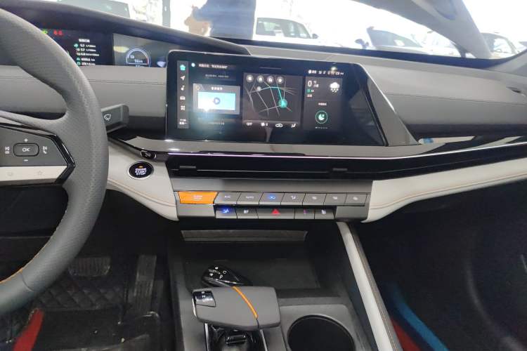 Used CHANGAN UNI-V iDD 2024 Blue Whale Smart Electric iDD 136km Luxury Model Audio And AC Panel