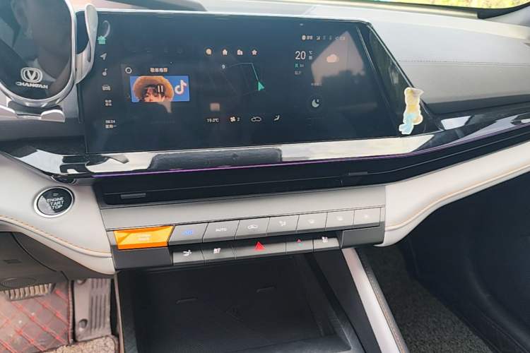 Used CHANGAN UNI-V iDD 2024 Blue Whale Smart Electric iDD 136km Luxury Model Audio And AC Panel