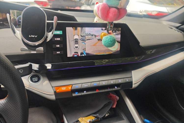 Used CHANGAN UNI-V iDD 2024 Blue Whale Smart Electric iDD 136km Luxury Model Audio And AC Panel