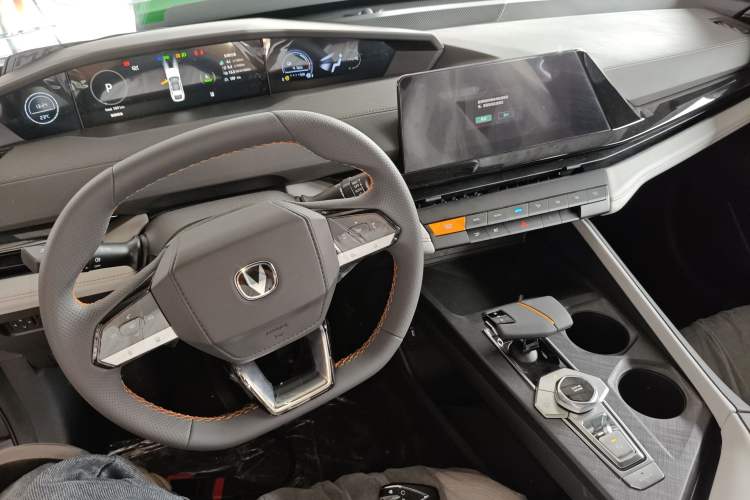 Used CHANGAN UNI-V iDD 2024 Blue Whale Smart Electric iDD 136km ZhiKu Model Center Console