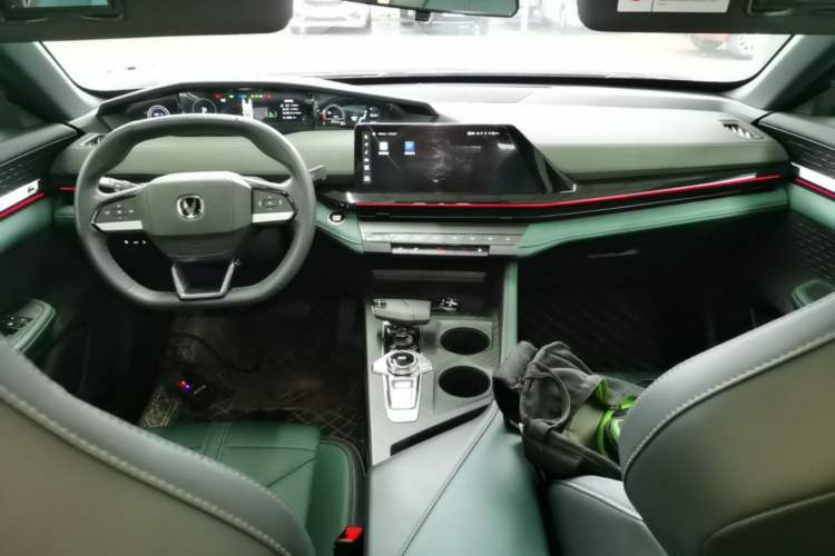 Used CHANGAN UNI-V iDD 2024 Blue Whale Smart Electric iDD 136km Luxury Model Center Console