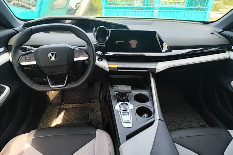 Used CHANGAN UNI-V iDD 2024 Blue Whale Smart Electric iDD 136km Luxury Model Center Console