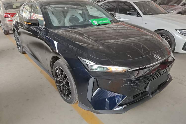 Used CHANGAN UNI-V iDD 2024 Blue Whale Smart Electric iDD 136km ZhiKu Model Front Right 45 Deg