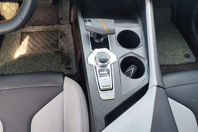 Used CHANGAN UNI-V iDD 2024 Blue Whale Smart Electric iDD 136km Luxury Model Gear Lever
