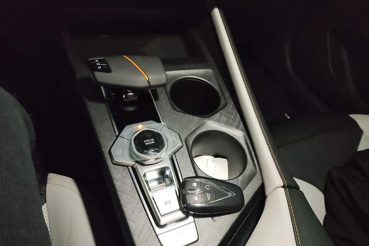Used CHANGAN UNI-V iDD 2024 Blue Whale Smart Electric iDD 136km Luxury Model Gear Lever