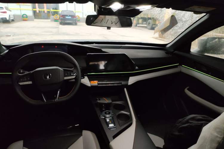 Used CHANGAN UNI-V iDD 2024 Blue Whale Smart Electric iDD 136km Luxury Model Headliner