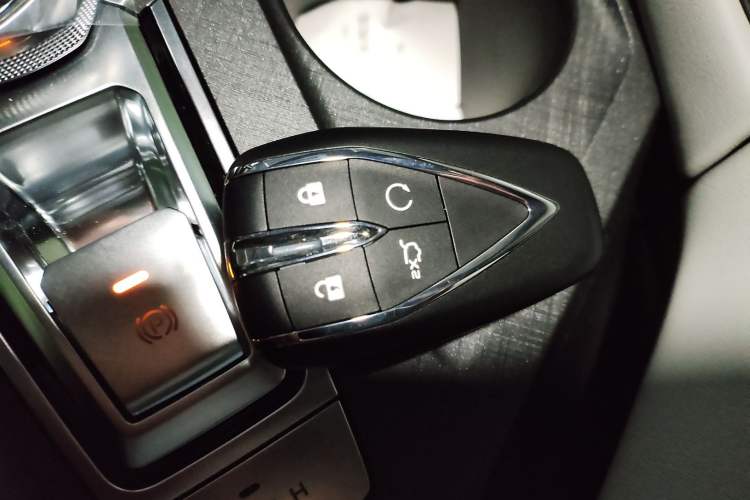 Used CHANGAN UNI-V iDD 2024 Blue Whale Smart Electric iDD 136km Luxury Model Interior 1