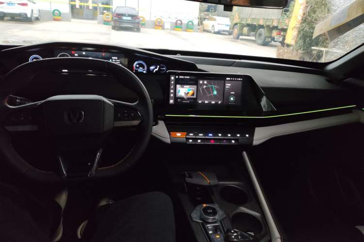 Used CHANGAN UNI-V iDD 2024 Blue Whale Smart Electric iDD 136km Luxury Model Interior 2