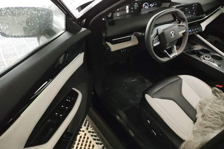 Used CHANGAN UNI-V iDD 2024 Blue Whale Smart Electric iDD 136km Luxury Model Interior 3