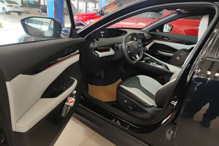 Used CHANGAN UNI-V iDD 2024 Blue Whale Smart Electric iDD 136km Luxury Model Interior 3