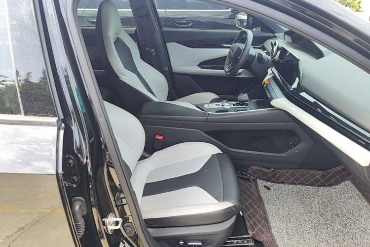 Used CHANGAN UNI-V iDD 2024 Blue Whale Smart Electric iDD 136km Luxury Model Right Front Seat
