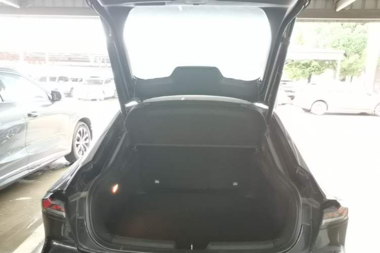 Used CHANGAN UNI-V iDD 2024 Blue Whale Smart Electric iDD 136km Luxury Model Trunk
