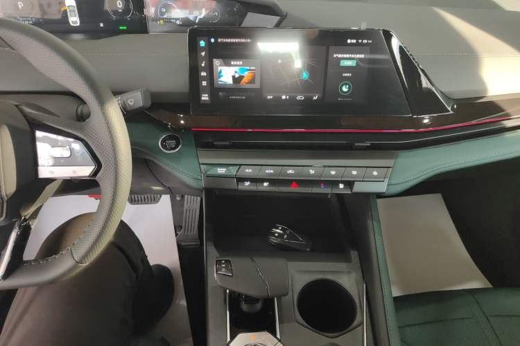 Used CHANGAN UNI-V iDD 2024 Blue Whale Smart Electric iDD 136km Luxury Model Audio And AC Panel
