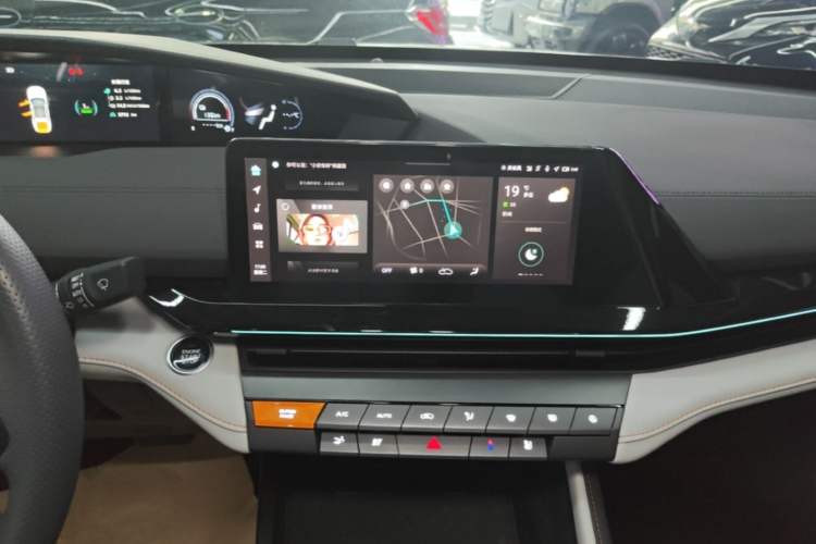 Used CHANGAN UNI-V iDD 2024 Blue Whale Smart Electric iDD 136km Luxury Model Audio And AC Panel