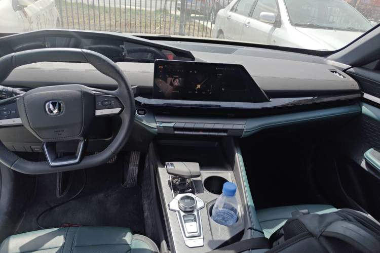 Used CHANGAN UNI-V iDD 2024 Blue Whale Smart Electric iDD 136km Luxury Model Audio And AC Panel