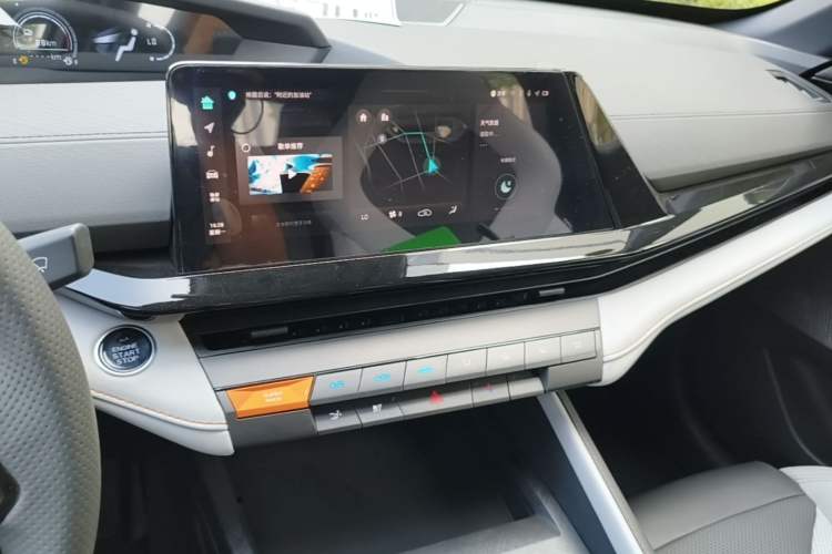 Used CHANGAN UNI-V iDD 2024 Blue Whale Smart Electric iDD 136km ZhiKu Model Audio And AC Panel