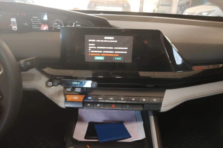 Used CHANGAN UNI-V iDD 2024 Blue Whale Smart Electric iDD 136km ZhiKu Model Audio And AC Panel