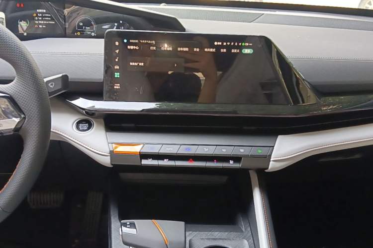 Used CHANGAN UNI-V iDD 2024 Blue Whale Smart Electric iDD 136km Luxury Model Audio And AC Panel