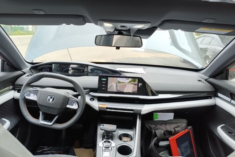 Used CHANGAN UNI-V iDD 2024 Blue Whale Smart Electric iDD 136km ZhiKu Model Center Console