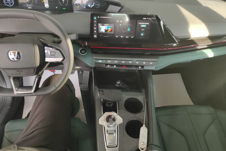 Used CHANGAN UNI-V iDD 2024 Blue Whale Smart Electric iDD 136km Luxury Model Center Console