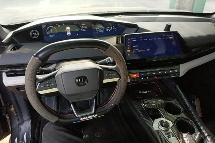 Used CHANGAN UNI-V iDD 2024 Blue Whale Smart Electric iDD 136km ZhiKu Model Center Console