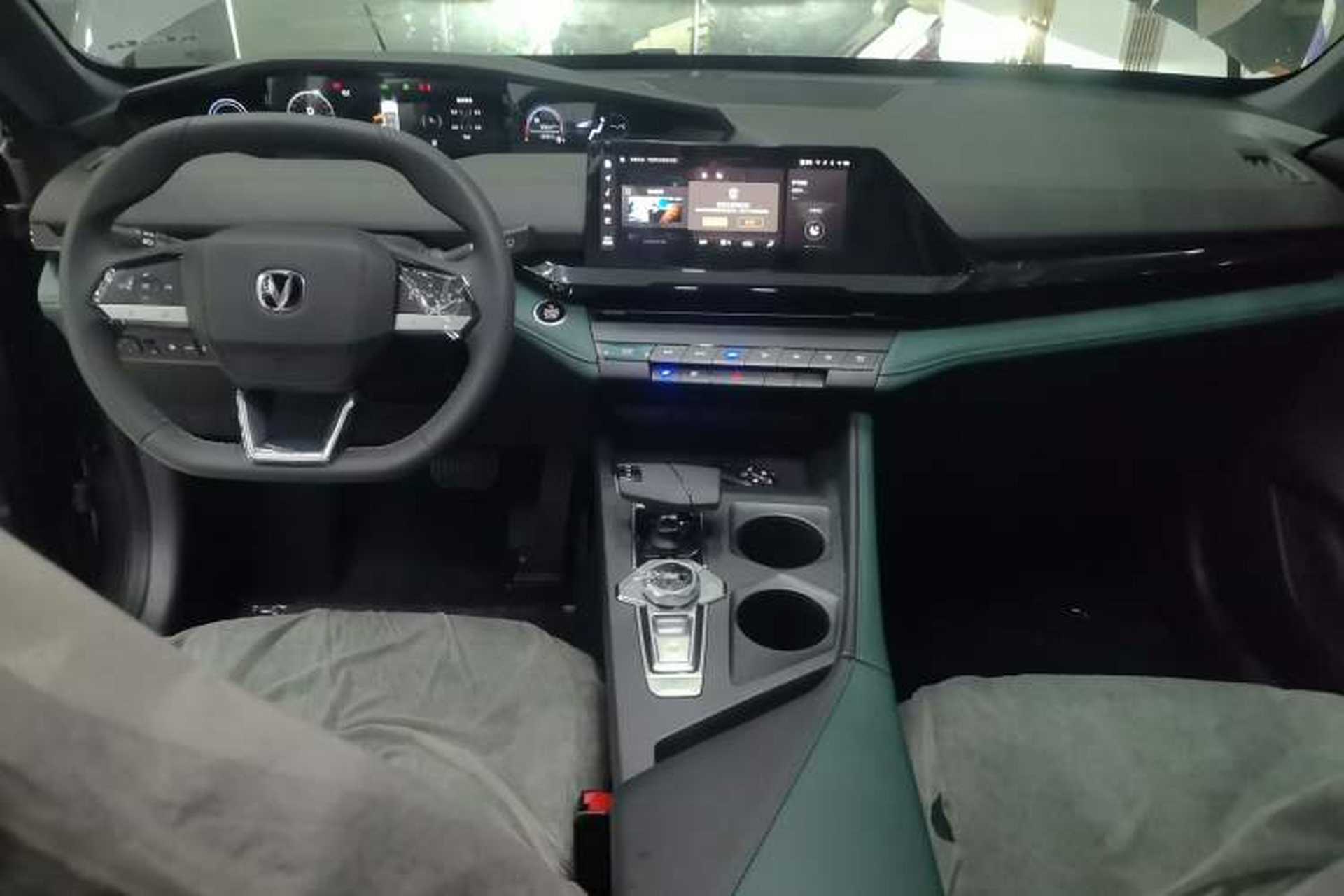 Used CHANGAN UNI-V iDD 2024 Blue Whale Smart Electric iDD 136km ZhiKu Model Center Console