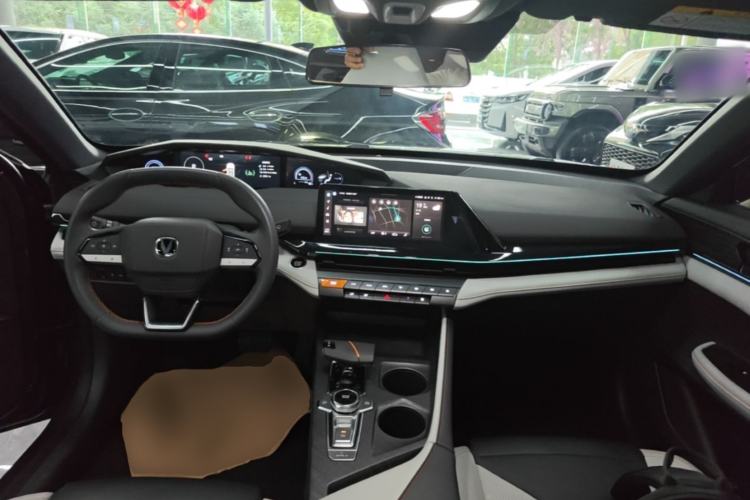Used CHANGAN UNI-V iDD 2024 Blue Whale Smart Electric iDD 136km Luxury Model Center Console
