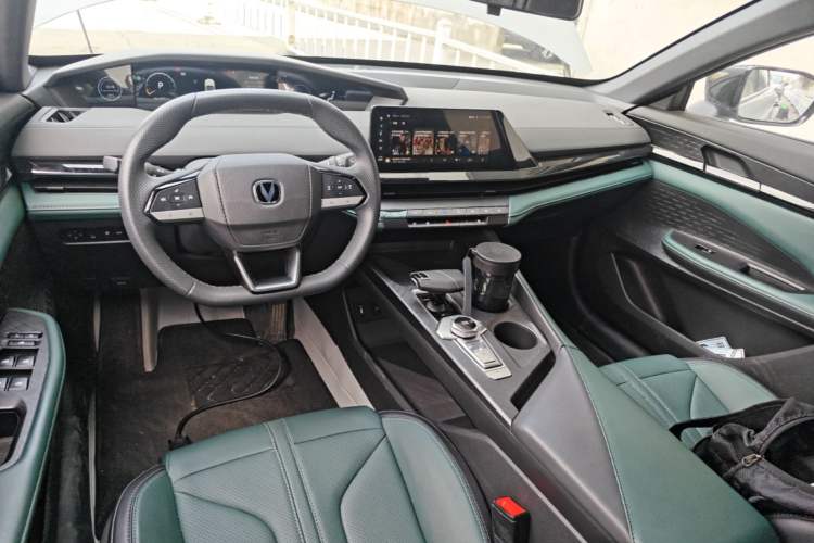 Used CHANGAN UNI-V iDD 2024 Blue Whale Smart Electric iDD 136km Luxury Model Center Console