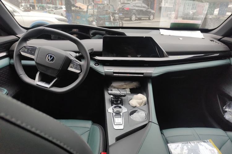 Used CHANGAN UNI-V iDD 2024 Blue Whale Smart Electric iDD 136km ZhiKu Model Center Console