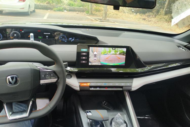 Used CHANGAN UNI-V iDD 2024 Blue Whale Smart Electric iDD 136km ZhiKu Model Center Console