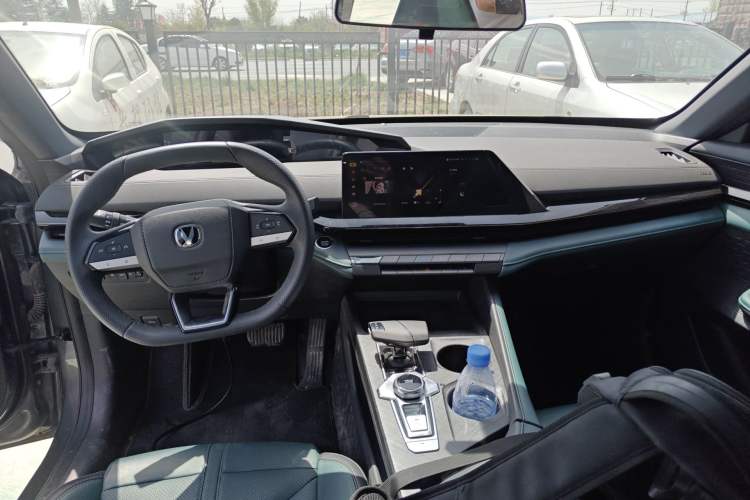 Used CHANGAN UNI-V iDD 2024 Blue Whale Smart Electric iDD 136km Luxury Model Center Console