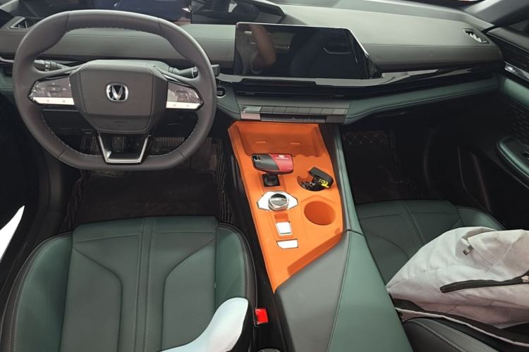 Used CHANGAN UNI-V iDD 2024 Blue Whale Smart Electric iDD 136km ZhiKu Model Center Console