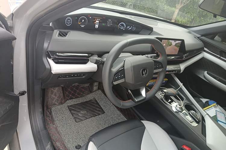 Used CHANGAN UNI-V iDD 2024 Blue Whale Smart Electric iDD 136km Luxury Model Center Console