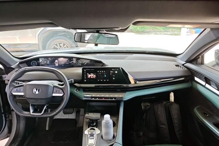 Used CHANGAN UNI-V iDD 2024 Blue Whale Smart Electric iDD 136km Luxury Model Center Console