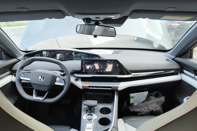 Used CHANGAN UNI-V iDD 2024 Blue Whale Smart Electric iDD 136km ZhiKu Model Center Console