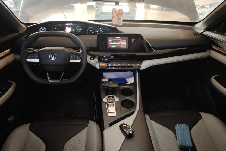 Used CHANGAN UNI-V iDD 2024 Blue Whale Smart Electric iDD 136km ZhiKu Model Center Console