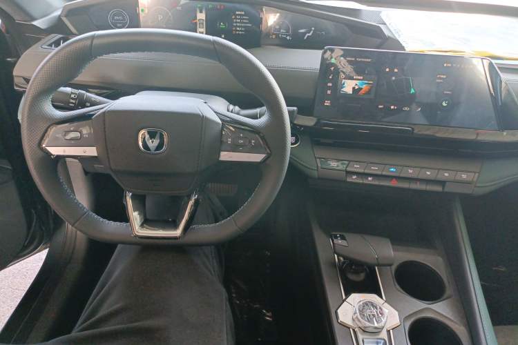 Used CHANGAN UNI-V iDD 2024 Blue Whale Smart Electric iDD 136km ZhiKu Model Center Console