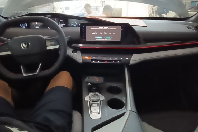 Used CHANGAN UNI-V iDD 2024 Blue Whale Smart Electric iDD 136km Luxury Model Center Console