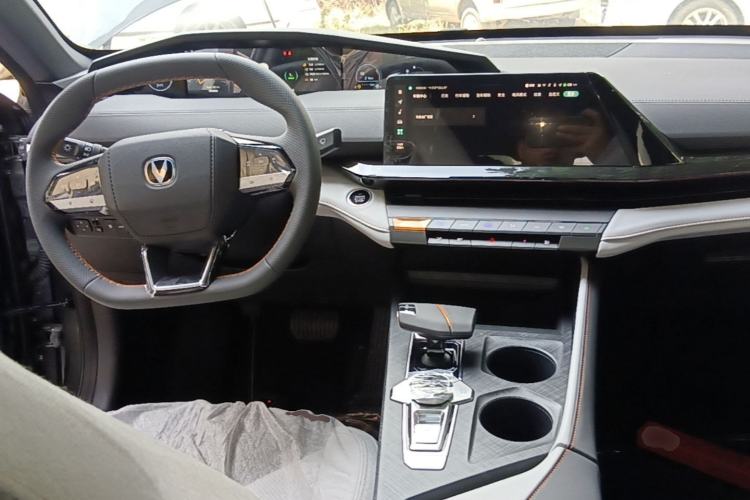 Used CHANGAN UNI-V iDD 2024 Blue Whale Smart Electric iDD 136km Luxury Model Center Console