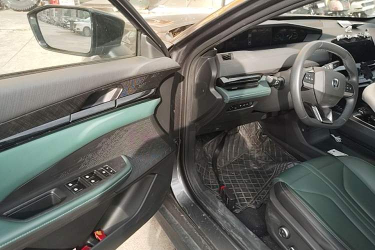 Used CHANGAN UNI-V iDD 2024 Blue Whale Smart Electric iDD 136km Luxury Model Driver Seat